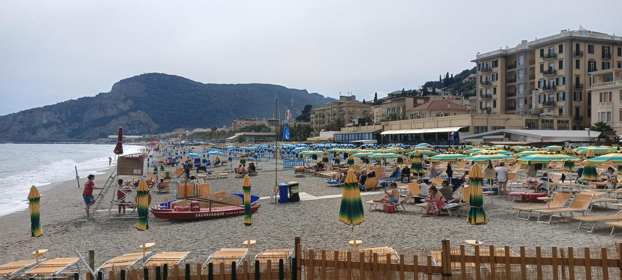 Piccolo Hotel Holiday Center Финале Лигуре Екстериор снимка
