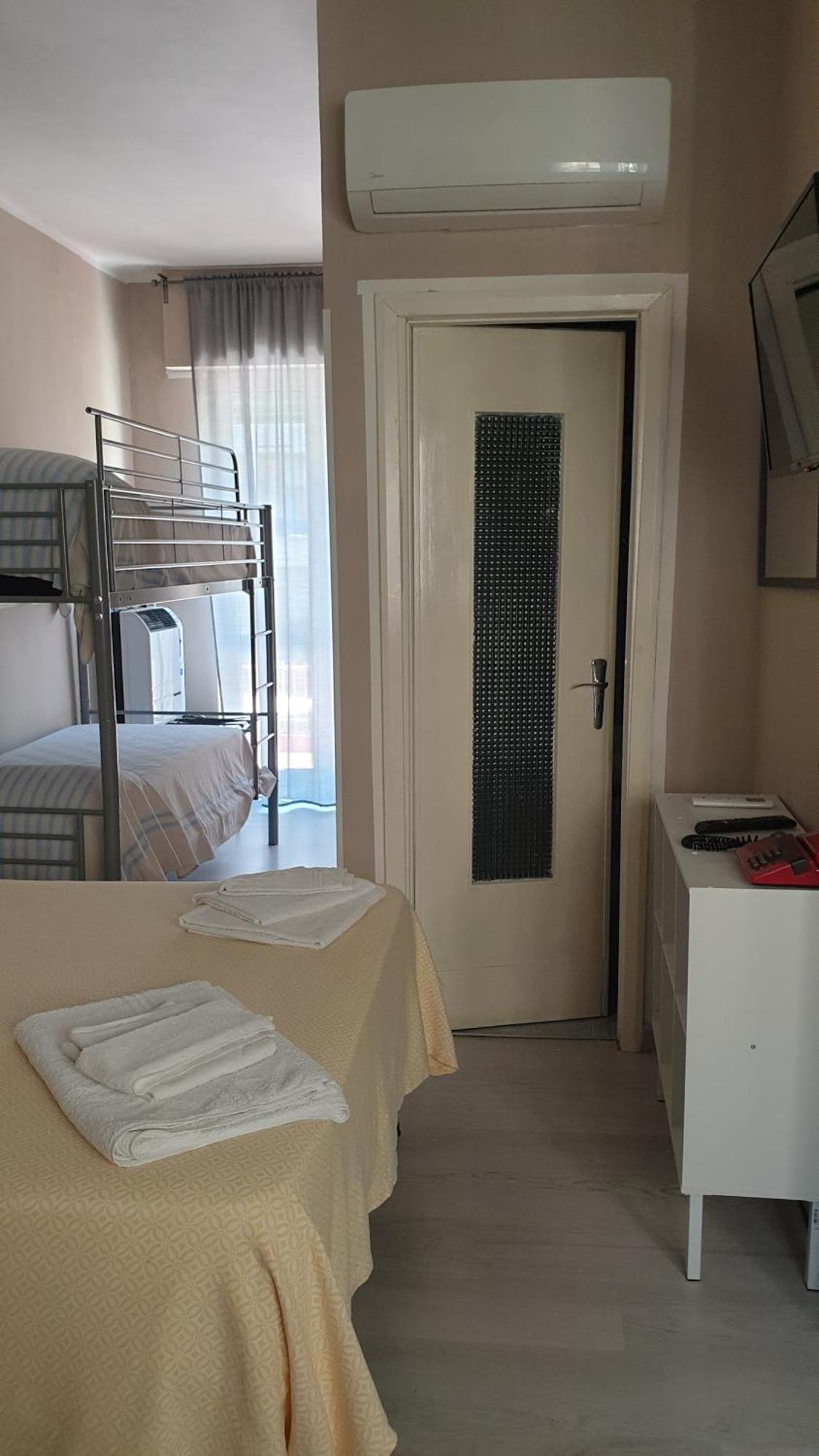 Piccolo Hotel Holiday Center Финале Лигуре Екстериор снимка