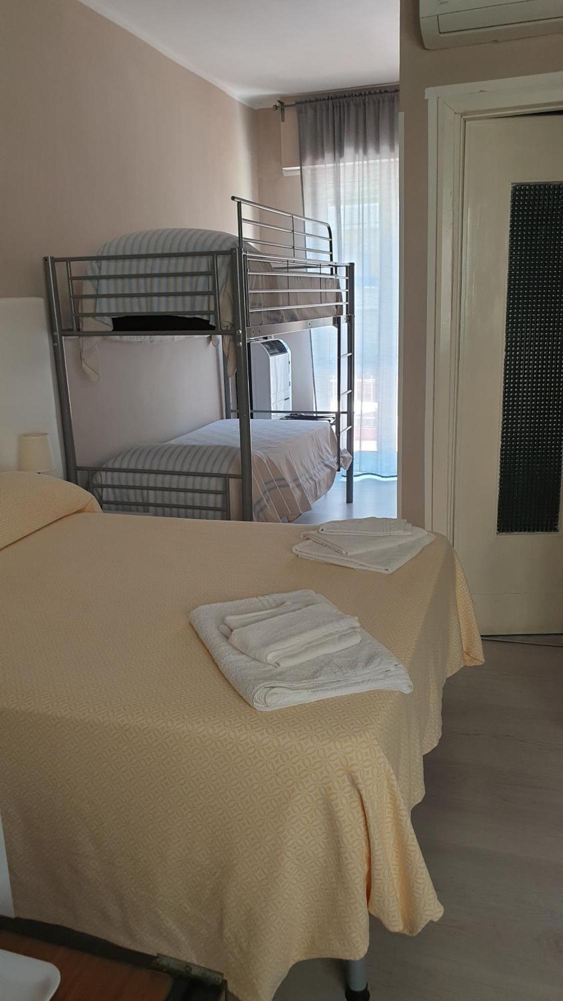 Piccolo Hotel Holiday Center Финале Лигуре Екстериор снимка